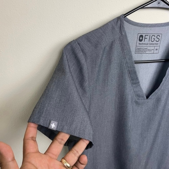 Figs Casma Three-Pocket‎ Scrub Top - Picture 7 of 9